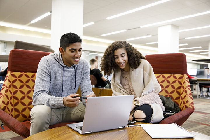 Two IU students studying together.